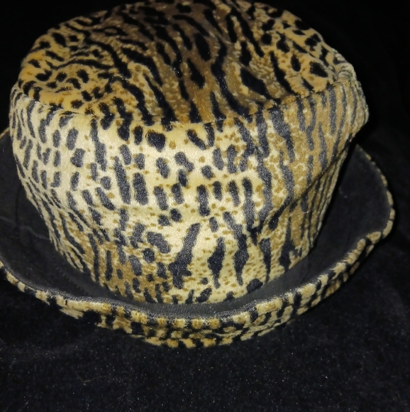 Velvet leopard hat (1 left!!) - Picture 5 of 8